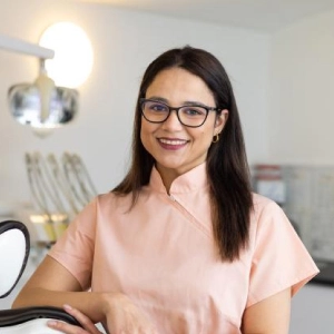 Dr. Amani Fayez, Vezető fogorvos